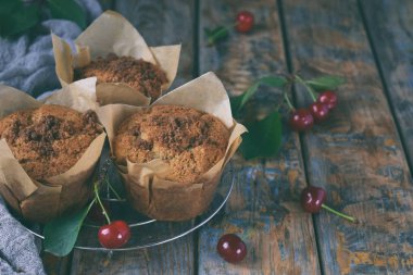 Kek kiraz ile keten tohumu, darı ve pirinç unu üzerinden. Gluten-Alerjik kek. Sağlıklı hamur işleri. Rustik fotoğraf. Kopya alanı.