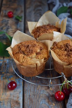 Kek kiraz ile keten tohumu, darı ve pirinç unu üzerinden. Gluten-Alerjik kek. Sağlıklı hamur işleri. Rustik fotoğraf. Kopya alanı.