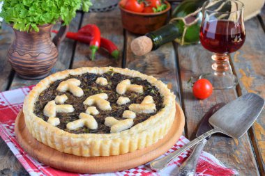 Ev yapımı pasta mantar ve otlar. Kiş ahşap arka plan üzerinde. Vejetaryen yiyecekler