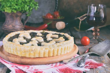 Ev yapımı pasta mantar ve otlar. Kiş ahşap arka plan üzerinde. Vejetaryen yiyecekler