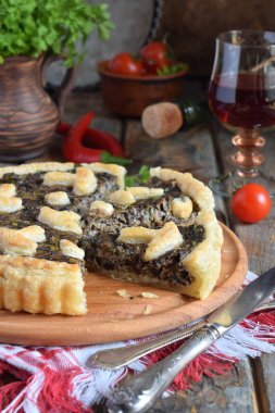 Ev yapımı pasta mantar ve otlar. Kiş ahşap arka plan üzerinde. Vejetaryen yiyecekler