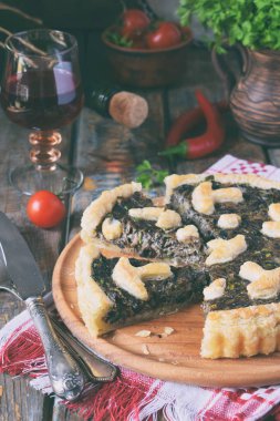 Ev yapımı pasta mantar ve otlar. Kiş ahşap arka plan üzerinde. Vejetaryen yiyecekler