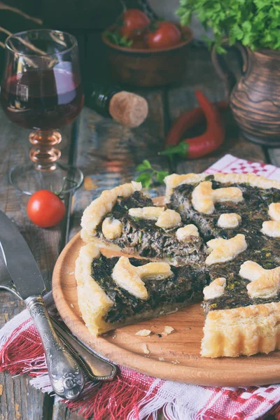 Ev yapımı pasta mantar ve otlar. Kiş ahşap arka plan üzerinde. Vejetaryen yiyecekler