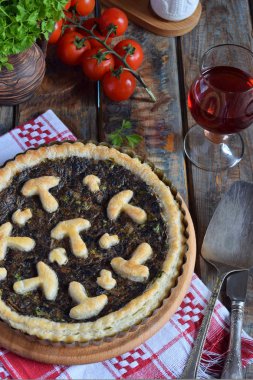 Ev yapımı pasta mantar ve otlar. Kiş ahşap arka plan üzerinde. Vejetaryen yiyecekler