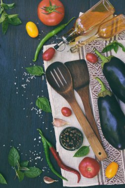 BIO organik taze yaz sebze - domates, patlıcan ve biber koyu ahşap arka plan üzerinde... Yemek pişirmek için malzemeler. Sağlıklı gıda. Ham foodism. Kopya alanı.