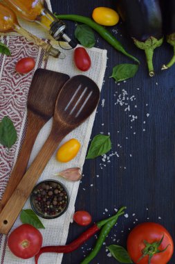 BIO organik taze yaz sebze - domates, patlıcan ve biber koyu ahşap arka plan üzerinde... Yemek pişirmek için malzemeler. Sağlıklı gıda. Ham foodism. Kopya alanı.