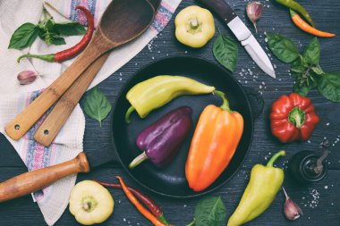 BIO organik taze yaz sebze - tatlı ve sıcak biber koyu ahşap arka plan üzerinde farklı çeşitleri. Yemek pişirmek için malzemeler. Sağlıklı gıda. Ham foodism. Kopya alanı.