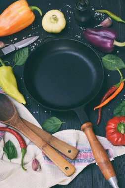 BIO organik taze yaz sebze - tatlı ve sıcak biber koyu ahşap arka plan üzerinde farklı çeşitleri. Yemek pişirmek için malzemeler. Sağlıklı gıda. Ham foodism. Kopya alanı.