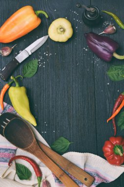 BIO organik taze yaz sebze - tatlı ve sıcak biber koyu ahşap arka plan üzerinde farklı çeşitleri. Yemek pişirmek için malzemeler. Sağlıklı gıda. Ham foodism. Kopya alanı.