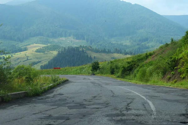 Carretera Dañada Las Montañas Cárpatas Ucrania Encimera Asfalto Agrietada Con — Foto de Stock