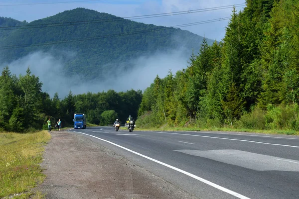 Asfaltową Ciężarówki Motocyklistów Karpatach Ukrainie Krajobraz Lato Las Niebo — Zdjęcie stockowe