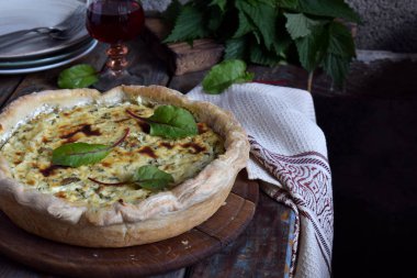 Ev yapımı ıspanak, pazı ve ısırgan kiş. Taze pişmiş pasta beyaz peynir ile. Sağlıklı gıda kavramı. Lezzetli pasta