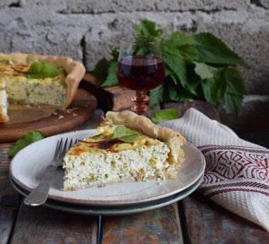 Ev yapımı ıspanak, pazı ve ısırgan kiş. Taze pişmiş pasta beyaz peynir ile. Sağlıklı gıda kavramı. Lezzetli pasta