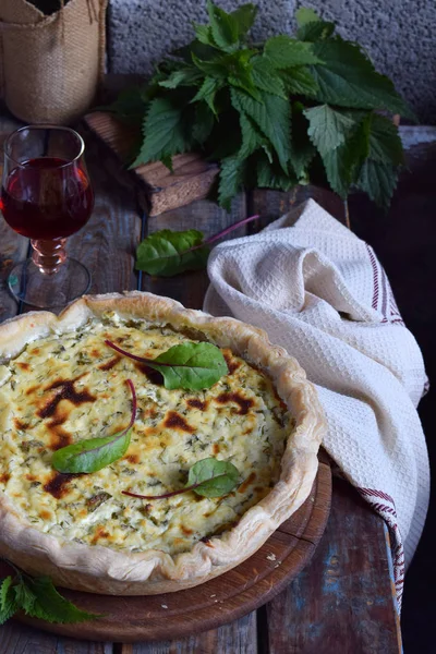 Ev yapımı ıspanak, pazı ve ısırgan kiş. Taze pişmiş pasta beyaz peynir ile. Sağlıklı gıda kavramı. Lezzetli pasta