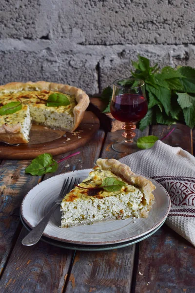Ev yapımı ıspanak, pazı ve ısırgan kiş. Taze pişmiş pasta beyaz peynir ile. Sağlıklı gıda kavramı. Lezzetli pasta