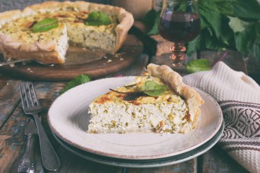 Ev yapımı ıspanak, pazı ve ısırgan kiş. Taze pişmiş pasta beyaz peynir ile. Sağlıklı gıda kavramı. Lezzetli pasta