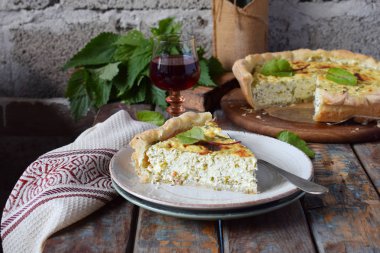 Ev yapımı ıspanak, pazı ve ısırgan kiş. Taze pişmiş pasta beyaz peynir ile. Sağlıklı gıda kavramı. Lezzetli pasta