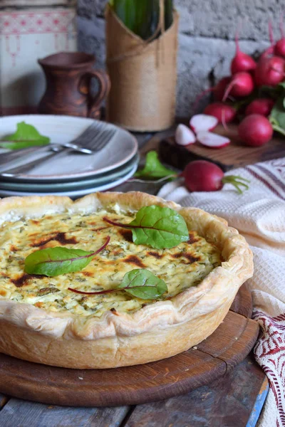 Ev yapımı ıspanak, pazı ve ısırgan kiş. Taze pişmiş pasta beyaz peynir ile. Sağlıklı gıda kavramı. Lezzetli pasta