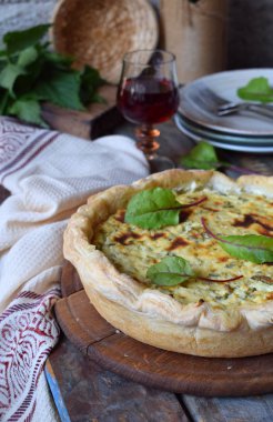 Ev yapımı ıspanak, pazı ve ısırgan kiş. Taze pişmiş pasta beyaz peynir ile. Sağlıklı gıda kavramı. Lezzetli pasta