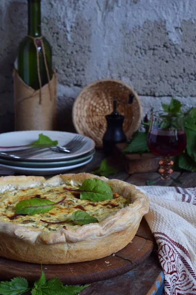 Ev yapımı ıspanak, pazı ve ısırgan kiş. Taze pişmiş pasta beyaz peynir ile. Sağlıklı gıda kavramı. Lezzetli pasta