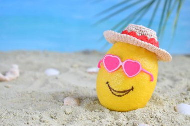 Yaratıcı en az yaz fikir. Pembe güneş gözlüğü ve bambu şapka kum üzerinde limon narenciye hippi. Tropikal plaj kavramı. Yaratıcı sanat. Kopya alanı.