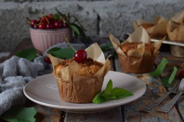 Kek kiraz ile keten tohumu, darı ve pirinç unu üzerinden. Homemade Pişirme. Organik sağlıklı vejetaryen yemek. Ücretsiz Gluten. Süt ücretsiz. Tahıl ücretsiz hamur işleri. Rustik fotoğraf. Kopya alanı.