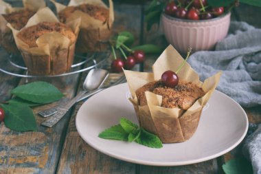 Kek kiraz ile keten tohumu, darı ve pirinç unu üzerinden. Homemade Pişirme. Organik sağlıklı vejetaryen yemek. Ücretsiz Gluten. Süt ücretsiz. Tahıl ücretsiz hamur işleri. Rustik fotoğraf. Kopya alanı.