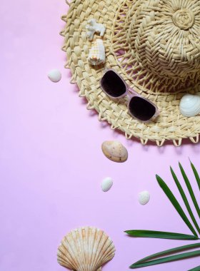 Yaratıcı en az yaz fikir. Tropikal plaj kavramı bambu şapka, güneş gözlüğü, kabukları ve pastel zemin üzerine yeşil palmiye yaprakları yapılmış. Yaratıcı sanat. Düz yatıyordu, en iyi görünüm. Kopya alanı.
