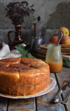 Karamel maymun ekmek. Kahverengi şeker ve tarçın bir ahşap zemin üzerine elmalı turta. Pişirme sonbahar. Ev yapımı tatlılar. Rustik tarzı. Kopya alanı