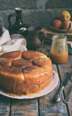 Karamel maymun ekmek. Kahverengi şeker ve tarçın bir ahşap zemin üzerine elmalı turta. Pişirme sonbahar. Ev yapımı tatlılar. Rustik tarzı. Kopya alanı