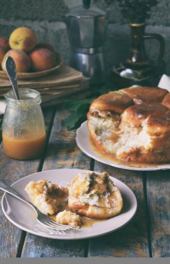 Karamel maymun ekmek. Kahverengi şeker ve tarçın bir ahşap zemin üzerine elmalı turta. Pişirme sonbahar. Ev yapımı tatlılar. Rustik tarzı. Kopya alanı