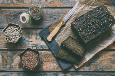 Apple ekmek somun ayçiçeği tohumu, chia ve keten tohumu. Homemade Pişirme. Paleo diyet. Organik sağlıklı vejetaryen yemek. Ücretsiz Gluten. Süt ücretsiz. Tahıl ücretsiz.