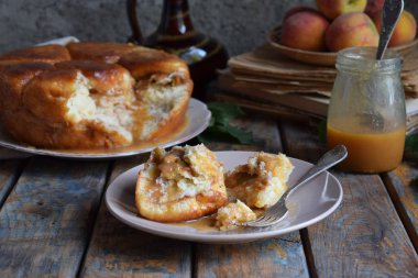Karamel maymun ekmek. Kahverengi şeker ve tarçın bir ahşap zemin üzerine elmalı turta. Pişirme sonbahar. Ev yapımı tatlılar. Rustik tarzı. Kopya alanı