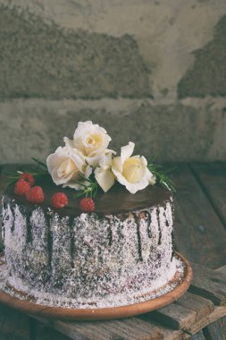 Ücretsiz Gluten ve süt ücretsiz kek dekore edilmiş beyaz güller ve Hindistan cevizi ile: çikolata-somun bisküvi, berry mus, muhallebi badem süt ve çikolata sır. Sağlıklı diyet pişirme. Vejetaryen yiyecekler