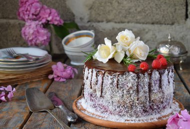 Ücretsiz Gluten ve süt ücretsiz kek dekore edilmiş beyaz güller ve Hindistan cevizi ile: çikolata-somun bisküvi, berry mus, muhallebi badem süt ve çikolata sır. Sağlıklı diyet pişirme. Vejetaryen yiyecekler