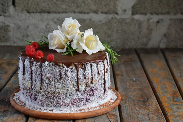 Kue Bebas Gluten Dan Tanpa Susu Yang Dihias Dengan Mawar — Stok Foto