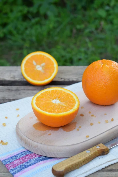 Orange Oranges Juteuses Sur Fond Bois Entier Coupé Deux Une — Photo