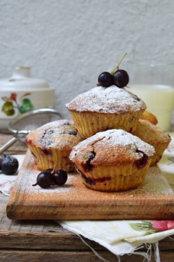 Muffin yulaf ve keten tohumu blackcurrant kesme ahşap zemin ile üzerinden. Homemade Pişirme. Gluten-Alerjik kek. Sağlıklı hamur işleri. Vejetaryen yiyecekler. Rustik fotoğraf. Kopya alanı