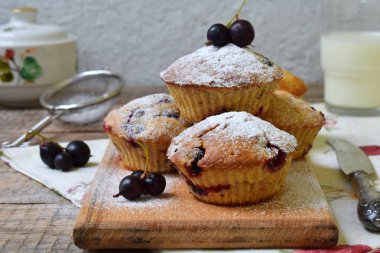 Muffin yulaf ve keten tohumu blackcurrant kesme ahşap zemin ile üzerinden. Homemade Pişirme. Gluten-Alerjik kek. Sağlıklı hamur işleri. Vejetaryen yiyecekler. Rustik fotoğraf. Kopya alanı