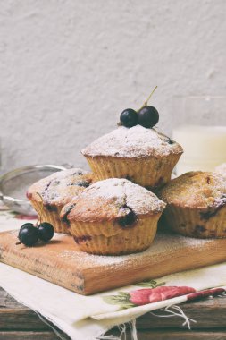 Muffin yulaf ve keten tohumu blackcurrant kesme ahşap zemin ile üzerinden. Homemade Pişirme. Gluten-Alerjik kek. Sağlıklı hamur işleri. Vejetaryen yiyecekler. Rustik fotoğraf. Kopya alanı