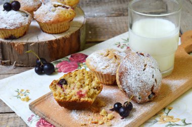Muffin yulaf ve keten tohumu blackcurrant kesme ahşap zemin ile üzerinden. Homemade Pişirme. Gluten-Alerjik kek. Sağlıklı hamur işleri. Vejetaryen yiyecekler. Rustik fotoğraf. Kopya alanı