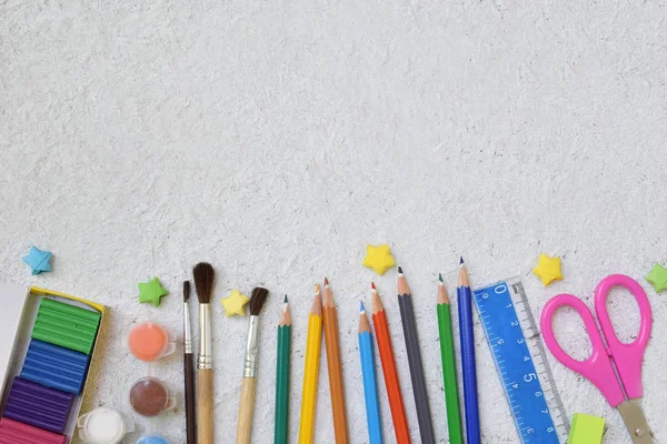 Acessórios Escola Suprimentos Lápis Marcadores Pintura Canetas Régua Fundo Leve — Fotografia de Stock