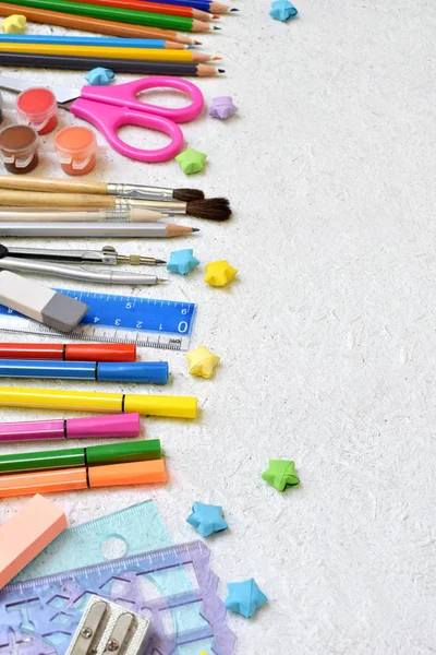 Acessórios Escola Suprimentos Lápis Marcadores Pintura Canetas Régua Fundo Leve — Fotografia de Stock