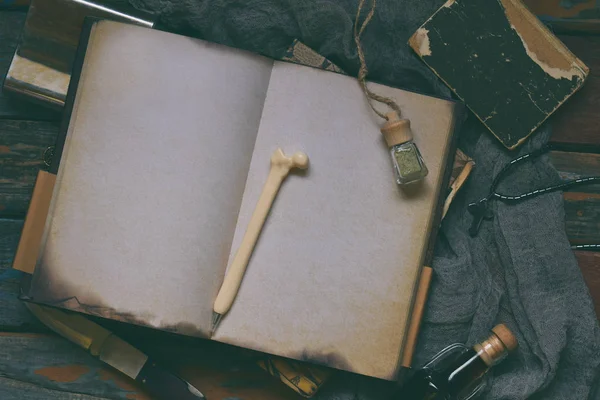 Hunter Rzeczy Dla Zła Demony Wampiry Zombie Starego Notebooka Księgi — Zdjęcie stockowe