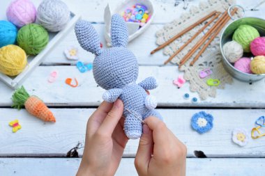 Tavşan havuç ile yapım. Bunny çocuk için tığ işi. Tablo konu üzerinde iğneler, kanca, pamuk ipliği. Adım 2 - tüm ayrıntıları oyuncak dikmek için. El yapımı el sanatları. DIY kavramı. Küçük işletme. Hobi geliri