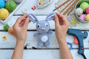 Tavşan havuç ile yapım. Bunny çocuk için tığ işi. Tablo konu üzerinde iğneler, kanca, pamuk ipliği. El yapımı el sanatları. DIY kavramı. Küçük işletme. Hobi geliri