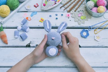Tavşan havuç ile yapım. Bunny çocuk için tığ işi. Tablo konu üzerinde iğneler, kanca, pamuk ipliği. Adım 2 - tüm ayrıntıları oyuncak dikmek için. El yapımı el sanatları. DIY kavramı. Küçük işletme. Hobi geliri