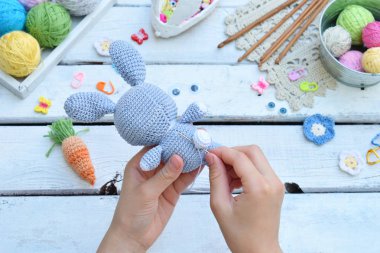 Tavşan havuç ile yapım. Bunny çocuk için tığ işi. Tablo konu üzerinde iğneler, kanca, pamuk ipliği. Adım 2 - tüm ayrıntıları oyuncak dikmek için. El yapımı el sanatları. DIY kavramı. Küçük işletme. Hobi geliri