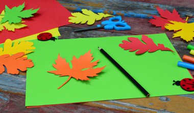 Akçaağaç yaprağı tebrik kartı dekorasyon için kendi elleriyle renkli kağıttan yapım. El yapımı el sanatları. Sonbahar konsepti Merhaba. Çocuk DIY. Uzay kopyalayın. Adım 1. Daire şablonu