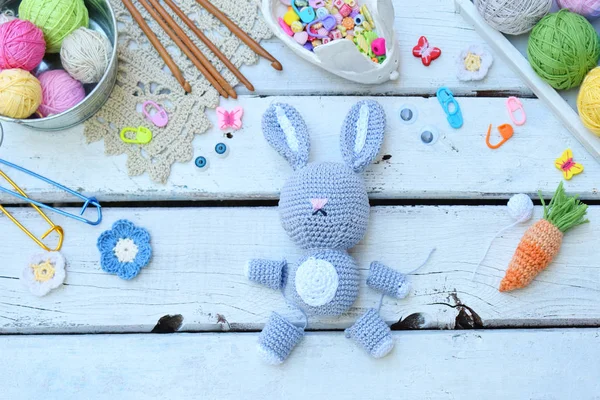 Tavşan havuç ile yapım. Bunny çocuk için tığ işi. Tablo konu, iğneler, kanca, pamuk ipliği üzerinde. Adım 1 - tüm ayrıntıları oyuncak örgü. El yapımı el sanatları. DIY kavramı. Küçük işletme. Hobi geliri